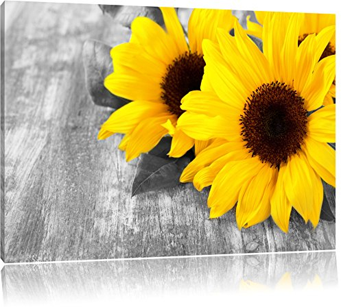Pixxprint schöne Sonnenblumen auf Holztisch B&W, Größe: 60x40cm, Leinwandbild, fertig gespannt, Wandbild, Dekoration, Kunstdruck, kein Poster