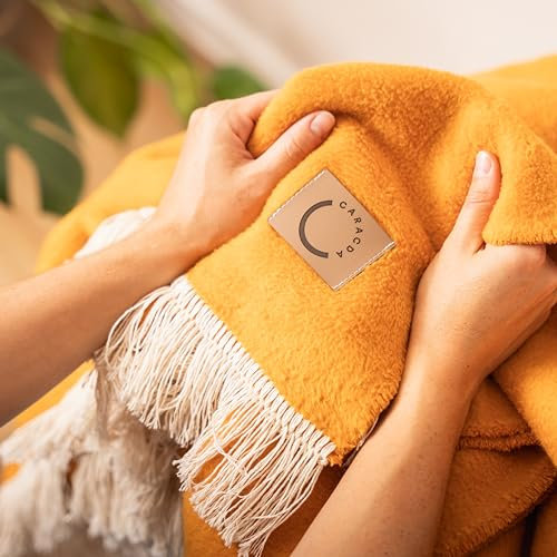 caracda Kuscheldecke 100% Bio-Baumwolle - Extraweich & Kratzfrei | 100% Bio-Baumwolle | Wohndecke, Tagesdecke, Baumwolldecke | 150 x 200cm (Ocker mit Fransen)