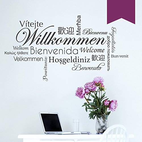 WANDKINGS Wandtattoo - Willkommen in verschiedenen Sprachen - 50 x 27 cm - Aubergine - Wähle aus 5 Größen & 35 Farben