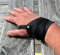 Generisch Lederarmband Kraftband mit Daumenschlaufe (schwarz Links 15-18 cm)