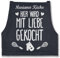 Schürze - Kochschürze - Hier wird mit Liebe gekocht mit Name I Geschenk Kochen - 85x69 - Jeans Blau - personalisierte küchenschürze damen kochschuerze dame küche sprüche kochschürzen