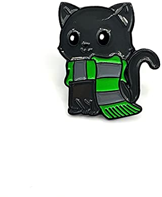 Anstecknadel mit schwarzer Katze und grünem Schal aus Metall und Emaille.