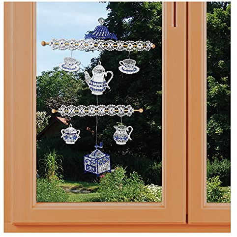 Fensterbild Windspiel Kaffeegedeck in blau Vogtländische Spitze - Landhausdeko für Küche und Esszimmer | Spitzenbild Kaffeezeit Höhe x Breite 38 x 28 cm | Klassisches Mobilé inkl. Saughaken