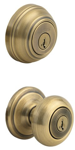 Kwikset Juno 99910-033 - Pomo de puerta de entrada con llave y cerrojo de un solo cilindro con protección antimicrobiana Microban con seguridad SmartKey en latón antiguo