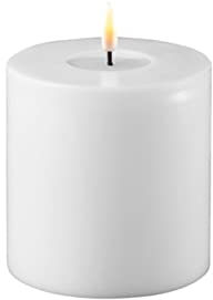 LED Kerze Deluxe Homeart, Indoor LED-Kerze mit realistischer Flamme auf einem Echtwachsspiegel, warmweißes Licht - Weiß 10 x 10 cm