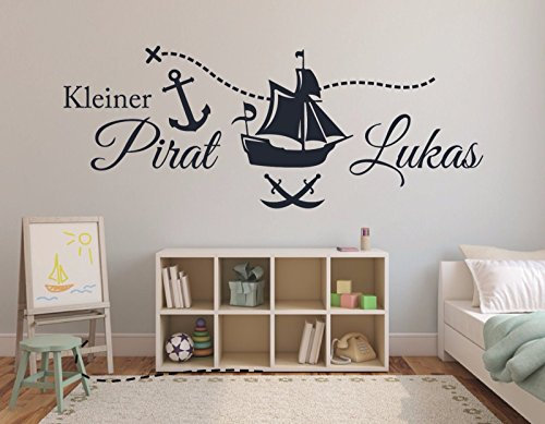 tjapalo® S-pkm69 Wandtattoo mit Namen Wandtatoo Kinderzimmer junge Baby Piratenschiff kleiner Pirat Wandsticker Name Wunschnamen (B130 x H47 cm)