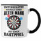 Trendation - Dart Tasse Unterschätze Niemals Einen Alten Mann Mit Einem Dartpfeil Spruch Männer Dart-Spieler Geschenkidee (Schwarz)