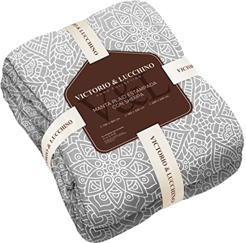 Victorio & Lucchino Manta Plaid Beverly Estampada con Borreguito Sherpa - Manta Suave para el Sofa o para Cama (VL-80513 Gris, 130x160 Cm)