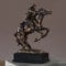 BullMarketGifts Statue, Cowboy, der auf einem Pferd reitet, bronzefarben