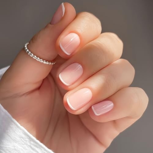 BETESSIN 24Pcs Faux Ongles Autocollants Courts Carrés French Nude avec Bordure Blanche Press On Nails à Coller pour Femme Fille