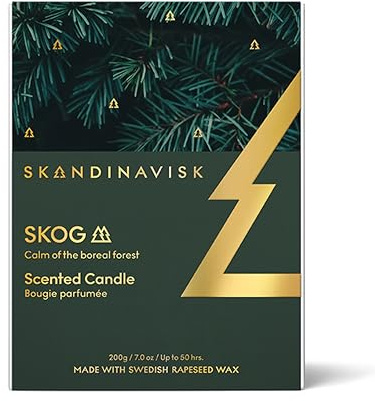 Skandinavisk SKOG Duftkerze Gold Edition. Duftnoten: Kiefernnadeln und Tannenzapfen, Birkensaft und Maiglöckchen. 200 g.