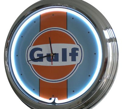 US-Way.de Gulf Racing WallClock Deko-Clock – 44 cm Durchmesser, Deko-Wanduhr ohne Tickgeräusche und gut lesbares Display, USA 50er-Jahre-Stil Neon-Uhr für Küche, Büro