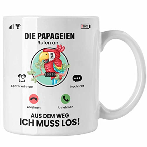 Trendation - Die Papageien Rufen An Tasse Geschenk für Papageien Züchter Besitzer Geschenkidee Lustig Spruch (Weiß)