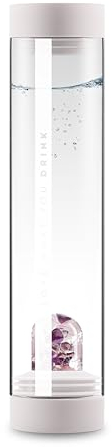 VitaJuwel Sana WELLNESS cloud white | Karaffe aus Glas mit Edelsteinen (Amethyst, Rosenquarz & Bergkristall) – beruhigend, ausgleichend, entspannend