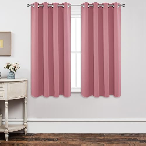 Joydeco Rideau Occultant 2 Pièces L 132 x H 158, Rideau Thermique Isolant Rose Anti Chaleur Tenture Opaque à Oeillets Isolation Lumiere Anti UV Decoration Chambre Maison Salon Intérieurs
