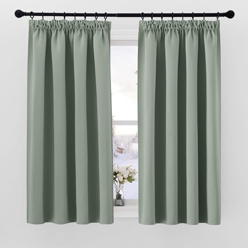 PONY DANCE Vorhang Salbeigrün Blickdicht Thermogardine Wärmeisolierend Kurze Gardinen mit Kräuselband 2er Set H 145 x B 140 cm Verdunklungsvorhänge für Schienen Übergardinen