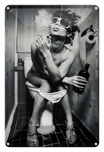Wallario Blechschild Wandbild aus Metall Kloparty - Sexy Frau auf Toilette mit Zigarette und Schnaps - 20 x 30 cm in Premium-Qualität: Brillante Farben