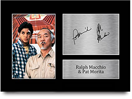HWC Trading A4 Ralph Macchio & Pat Morita The Karate Kid Daniel, Mr Miyagi Regali Stampati Autografo Firmato Immagine Per Gli Appassionati Di Memorabilia Di Film