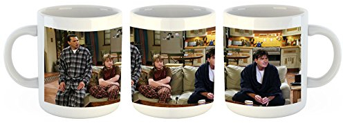 Unified Distribution Two and A Half Men Charlie Sheen - Tasse mit Motiv Bedruckt, 300ml C-Henkel. Tolles Geschenk für Büro, Küche, Geburtstag, Ihre Neue Lieblingstasse zum Frühstück