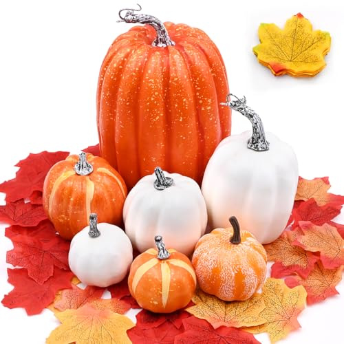 Topeedy Juego de decoración de otoño de calabazas artificiales naranjas y blancas, 7 calabazas y 50 hojas de arce falsas para decoraciones de fiesta de Acción de Gracias de Halloween