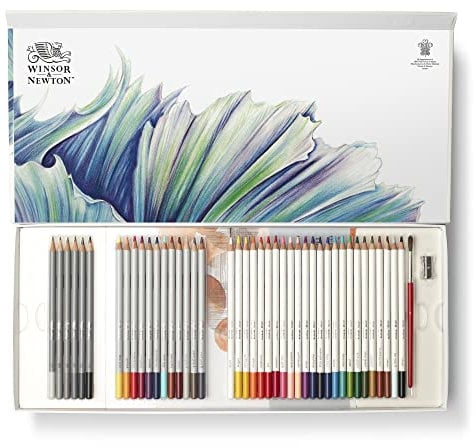 Winsor & Newton 2090001 45-teiliges Geschenkset zum Skizzieren, Illustieren, Zeichnen für Künstler mit 6 Graphitstiften, 12 Buntstiften, 24 Aquarellstiften, 1 Mixed Media Block, 1 Pinsel und 1 Spitzer