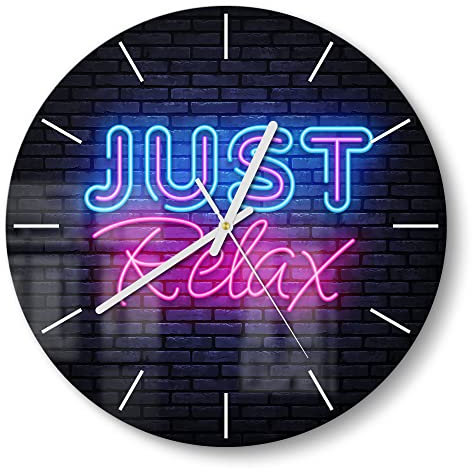 DEQORI Glasuhr | rund Ø 30 cm | Motiv Spruch im Neon-Design | ausgefallene leise Design Uhr aus Glas | Wanduhr für Wohnzimmer & Küche | moderne Hingucker Uhr für die Wand