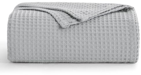 Aisbo Dünne Sommerdecke Hellgrau - Waffelpique Leichte Decke 150x200 cm XL als Sofaüberwurf, Weich Kuschelige Wohndecke für Wohnzimmer, Sofa und Couch