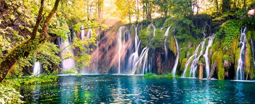 STYLER Glasbild Hidden Falls 50 x 125 cm I Naturmotiv Wasserfall Felsen Wald Sonnenlicht I Modernes Wandbild auf Glas I Hochglanz Wanddeko Wohnzimmer Schlafzimmer Panorama