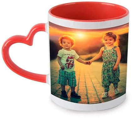 Taza personalizada de cerámica con asa de corazon y fondo rojo. Taza para regalos originales personalizada con imagen y texto que quieras. Regalos para mujeres, madres, perejas etc