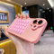 LYWZDZQ Custodia in silicone morbido con ventosa, carina e creativa, per iPhone 16, 15, 14 Plus, 13, 12 Mini, 11 Pro Max, con supporto per selfie, divertente, rosa, per iPhone 11 Pro.