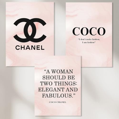 Dekomundo COCO CHANEL Bilder 3er Set Wohnzimmer, Schlafzimmer, Laden und Shop Moderne Poster zum Einrahmen, 3x A4 (21x29,7 cm), Rosa