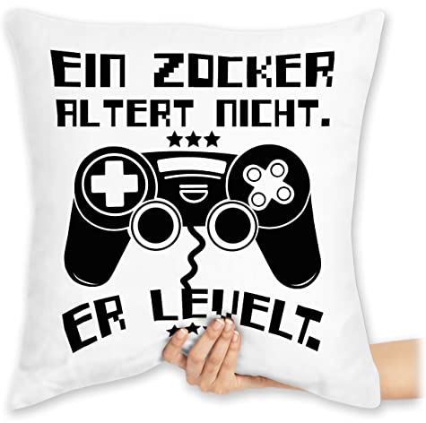 Kissen 40x40 Zierkissen - Deko Hobby - Ein Zocker altert nicht - er levelt - 40 x 40 cm - Weiß - gamerkissen gamer sofakissen zockerkissen gaming pillow gamers statement controller spruch altern