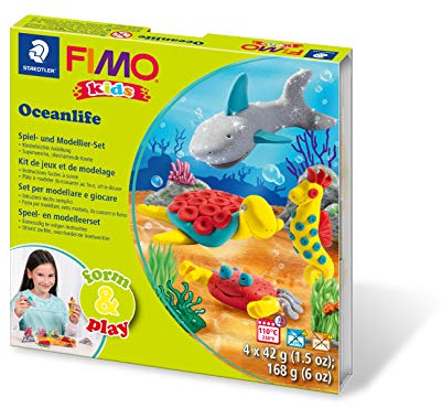 Staedtler 8034 14 LY Fimo kids form&play Set Seaworld (superweiche, ofenhärtende Knete, kinderleichte Anleitung, wiederverschließbare Box, Set mit 4 Fimo Blöcken, 1 Modellierstab und 1 Spielkulisse)