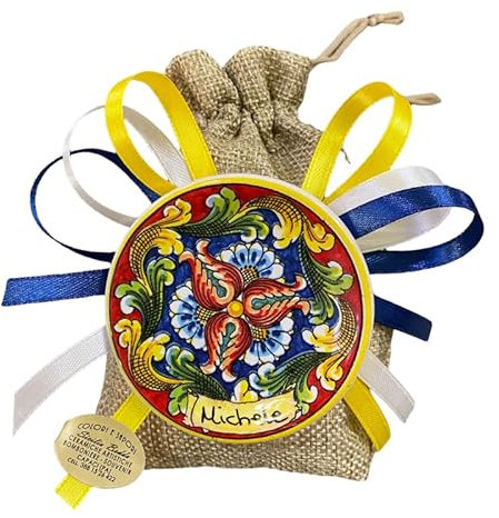 SICILIA BEDDA CAPACI Bomboniere calamita Piattino Siciliano 6,5cm in Ceramica, Scritta Personalizzata saccoccino in Juta Nastri in Raso e 5 Confetti