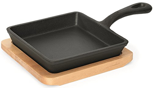 getgastro Quadratische Mini Servierpfanne aus Gusseisen – Mit Holzuntersetzer & Aufhängeöse, 14 x 14 x 2,5 cm – Robust & Praktisch