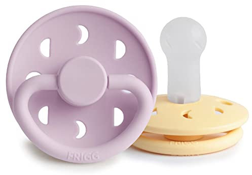 FRIGG Mondphase Silikon Schnuller | Schnuller 2 Packung | Symmetrischer Sauger in Kirschform | BPA-frei | Hergestellt in Dänemark | (Pale Daffodil/Soft Lilac, Größe 2 (6-18 Monate))