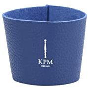 KPM Berlin KURLAND Ledermanschette für To-Go Becher Sleeve Kaffeebecher Manschette Porzellan von KPM Berlin, blau mit weißem Logo