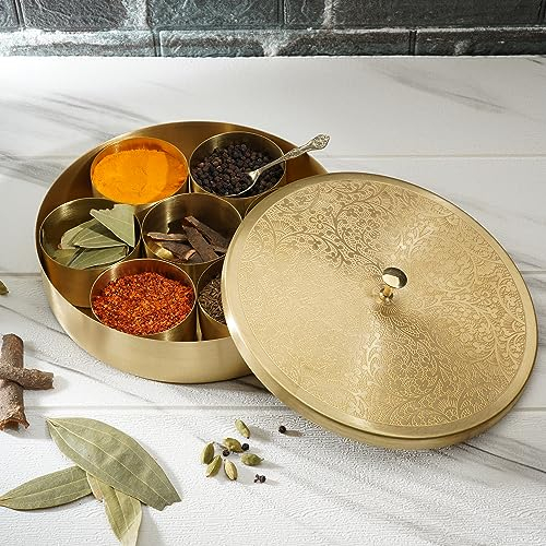 Ajuny Scatola Spezie in Ottone Dorata con Coperchio Inciso – Contenitore Rotondo Decorativo Masala con 7 Vasetti Rimovibili e 1 Cucchiaio Elegante, Ideale per Spezie ed Erbe Aromatiche