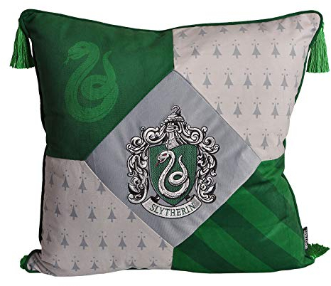 Elbenwald Harry Potter Kissen mit Quasten im Slytherin Design mit gesticktem Wappenpatch in den Hausfarben grün Silber 48 x 48 cm