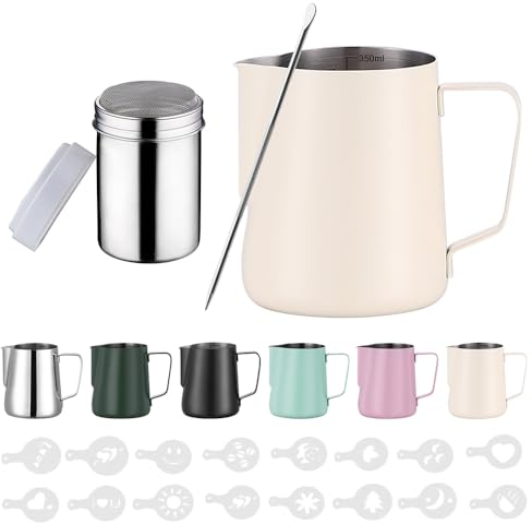Zuquik Pot à Lait Barista en Acier Inoxydable de 350 ml Avec Mesure Mark 12oz, Pot à Mousse de Lait avec Saupoudreur de Cacao, 16 Pochoirs et Stylo pour Cappuccino et Expresso,Blanc