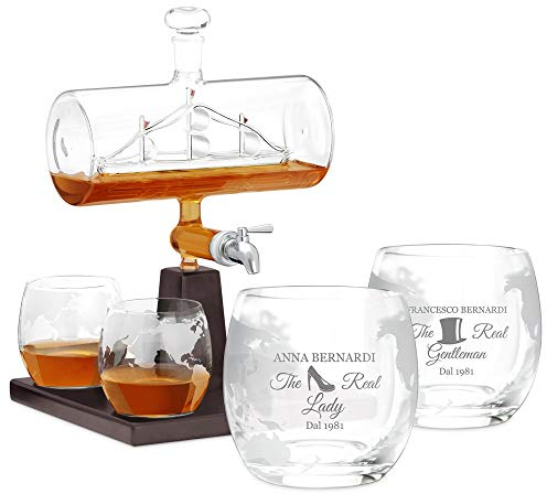 Maverton Decanter per Whisky in vetro - incisione personalizzata - Caraffa da 1000 ml con una nave all’interno + 4 Set bicchieri whisky - idea regalo per la coppia - coppia felice