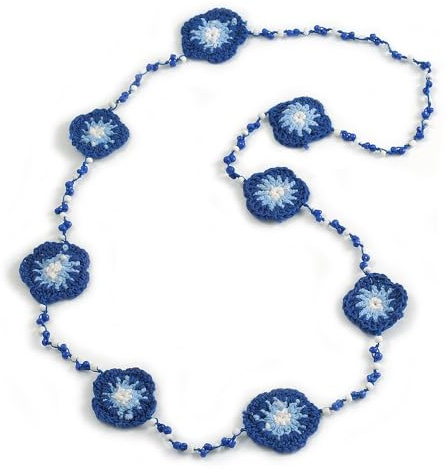 Avalaya Collana lunga fatta a mano con perline di vetro blu/azzurro/bianco floreale all'uncinetto, leggera, 100 cm di lunghezza, Misura unica, Cordoncini, Nessuna pietra preziosa