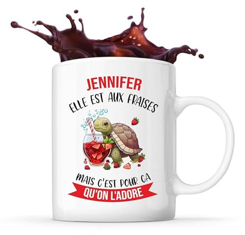Planetee Mug Jennifer Elle est aux fraises | Tasse Prénom Cadeau Anniversaire Noël Humour