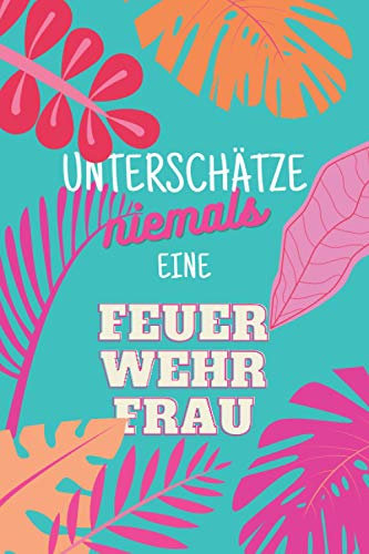 Unterschätze niemals eine Feuerwehrfrau: Notizbuch inkl. Kalender 2022 | Das perfekte Geschenk für Frauen, die Brände löschen | Geschenkidee | Geschenke
