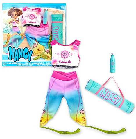 NANCY - Ein Tag Yoga, Modepuppe Dress Up Set mit Zubehör und Kleidung, Top, Leggings, und Sportzubehör Matte und Flasche, für Mädchen und Jungen ab 3 Jahren, Famosa (NAC28000)