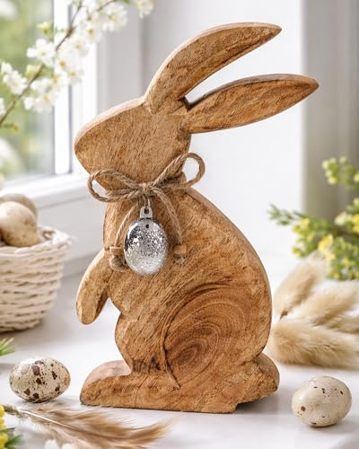 KAMACA Osterhase Holz 25 cm mit Metall Ei Anhänger – Dekofigur aus Mangoholz mit Jute Schleife – Osterdeko Frühling Tisch Fensterbank