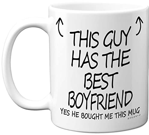 Stuff4 Mug en céramique avec inscription « This Guy Has The Best Boyfriend » - Passe au lave-vaisselle - 325 ml - Cadeau gay LGBT pour petit ami - Cadeau de Noël - Fabriqué au Royaume-Uni