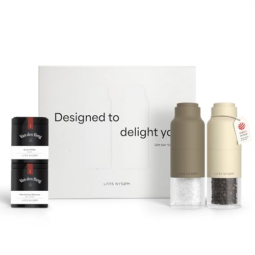 LARS NYSØM Moulin à Sel et Poivre - Set Cadeau Design Bouteille avec 2 Épices Premium (Sel & Poivre) - Coffret Élégant pour Cuisine et Amateurs de Saveurs (Brown/Beige)