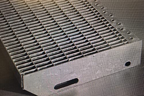 Gitterroststufe verzinkt 600x240mm Maschenweite 30x10mm