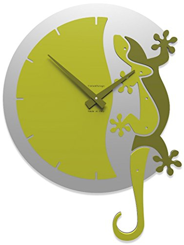 CalleaDesign Kletternder Gecko Wanduhr Cedargrün